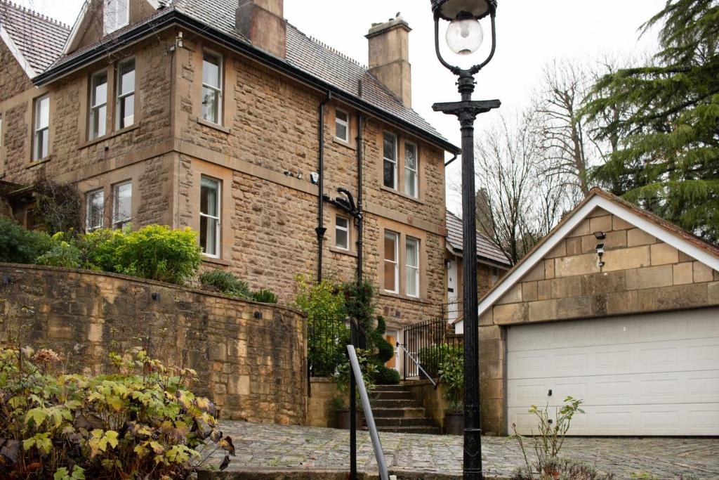 ein großes Backsteinhaus mit einer weißen Garage in der Unterkunft Garden flat in Bath
