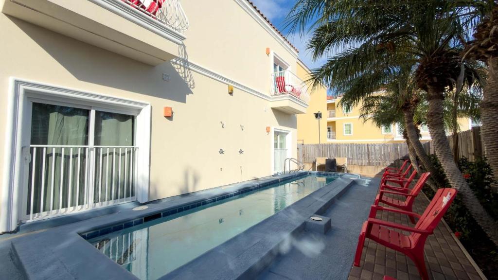 Swimmingpoolen hos eller tæt på Priced Right Near Beach Well Equipped apts