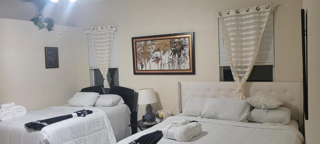 Postel nebo postele na pokoji v ubytování Elegant Hideaway with Heated Pool, Spa & Reclining Bliss