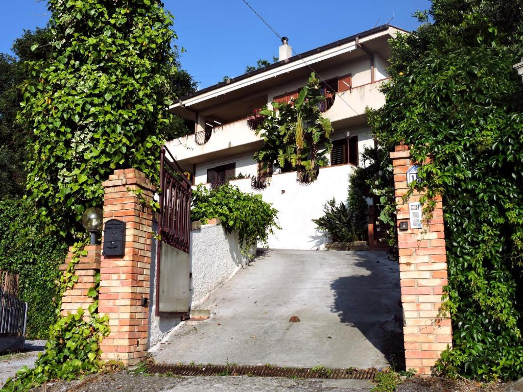 una entrada a una casa con entrada en Casa del Cedro, en Vibo Valentia Marina