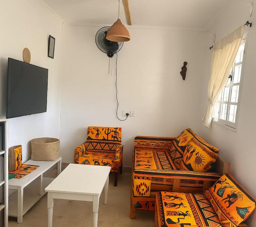 Et tv og/eller underholdning på Private Top-Floor Apartment Steps from Diani Beach