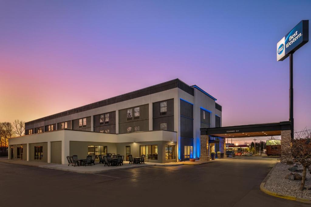 a building with tables and chairs in front of it at Best Western Plus Richmond Indiana I-70 in Richmond