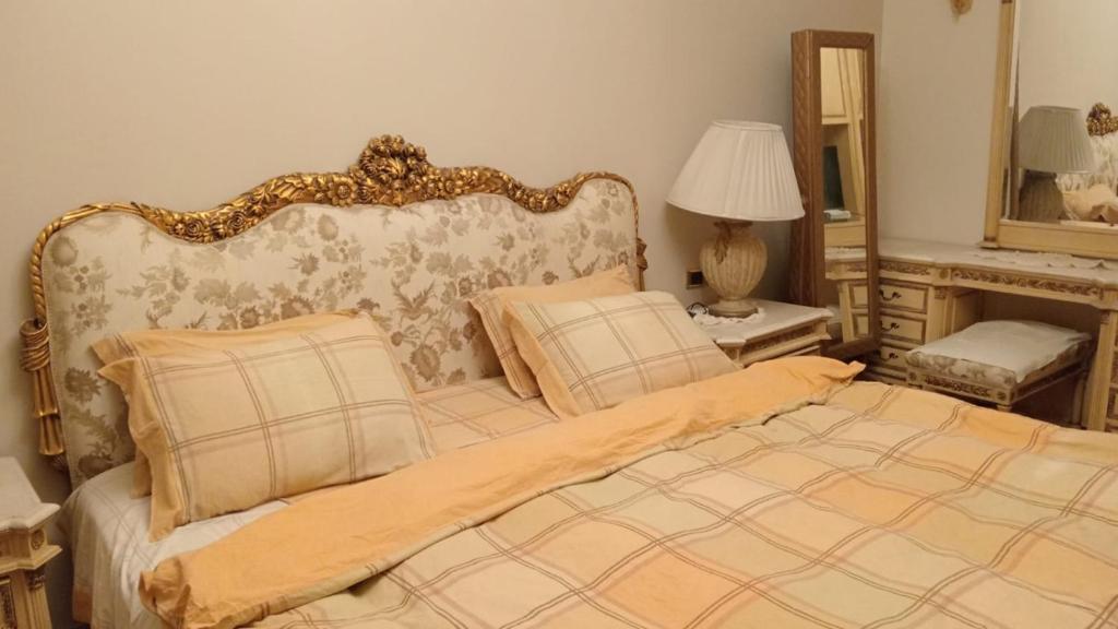 Postel nebo postele na pokoji v ubytování Legacy Lodge Heliopolis