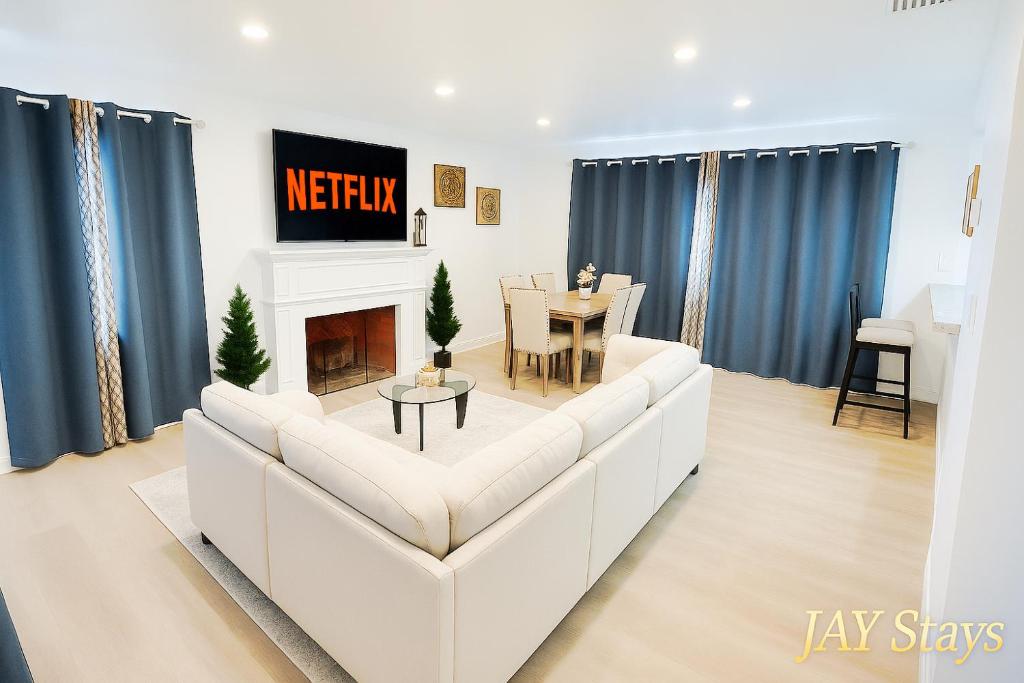 Un lugar para sentarse en Newly renovated, warm home with 4 bedrooms, 14 miles from Disney