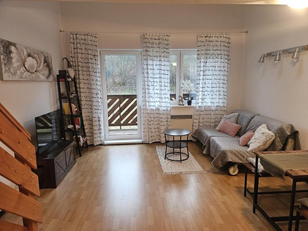 uma sala de estar com um sofá e uma mesa em Pod strechou Kysúc em Oščadnica