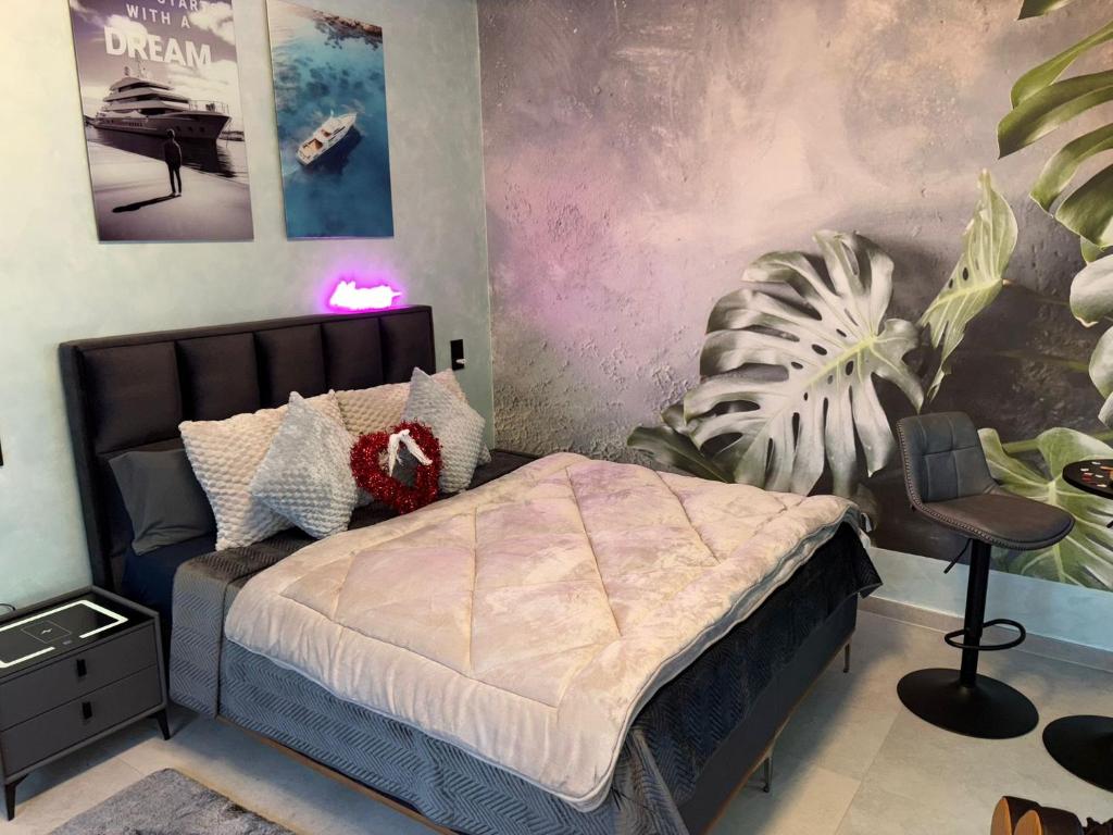 una camera con letto e pianta di Aura Spa Herne Premium a Herne