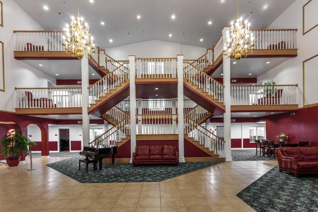 eine große Lobby mit einer Treppe in der Mitte in der Unterkunft Branson Towers Hotel in Branson