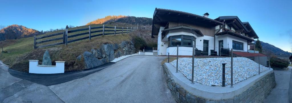 una casa en la ladera de una colina en Mountain Apex, en Dölsach