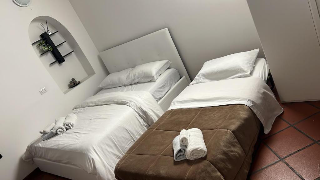 twee bedden naast elkaar in een kamer bij My Home in Milaan