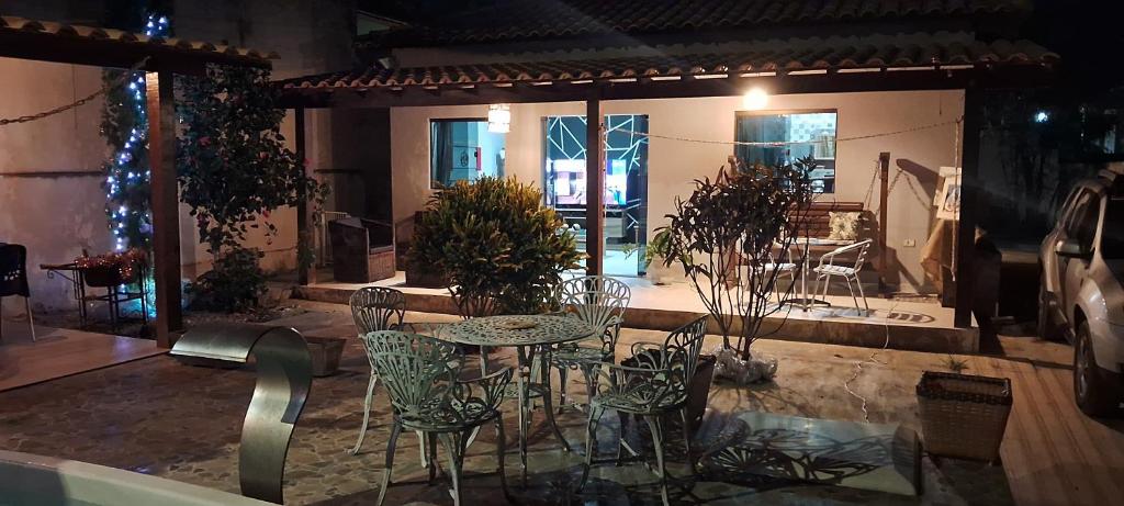 a patio with a table and chairs in a room at Cantinho da paz in Gravatá