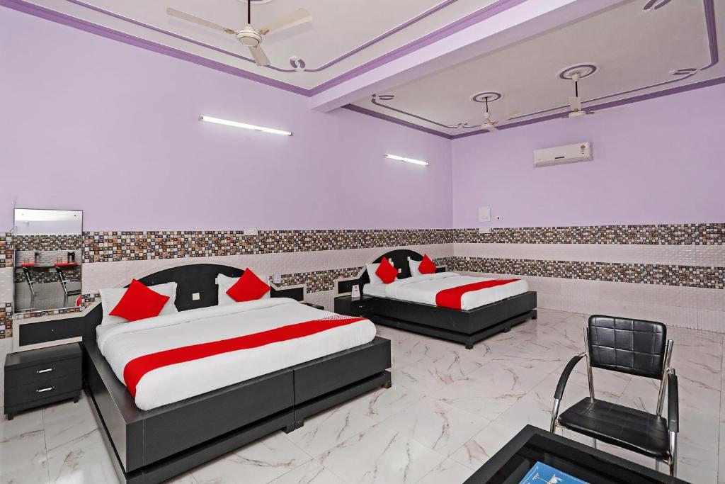 En eller flere senge i et værelse på Hotel O Chaitdeep Palace Lawn and Guest House