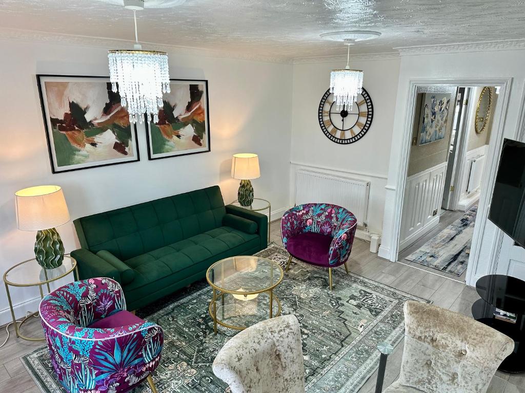 Posezení v ubytování Modern 2 Bedroom House Near London City Airport, Excel, O2 & DLR with FREE Parking & Privet Entrance