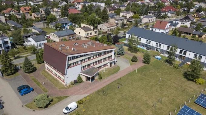 een luchtfoto van een groot gebouw in een stad bij Hotel Sowa in Częstochowa