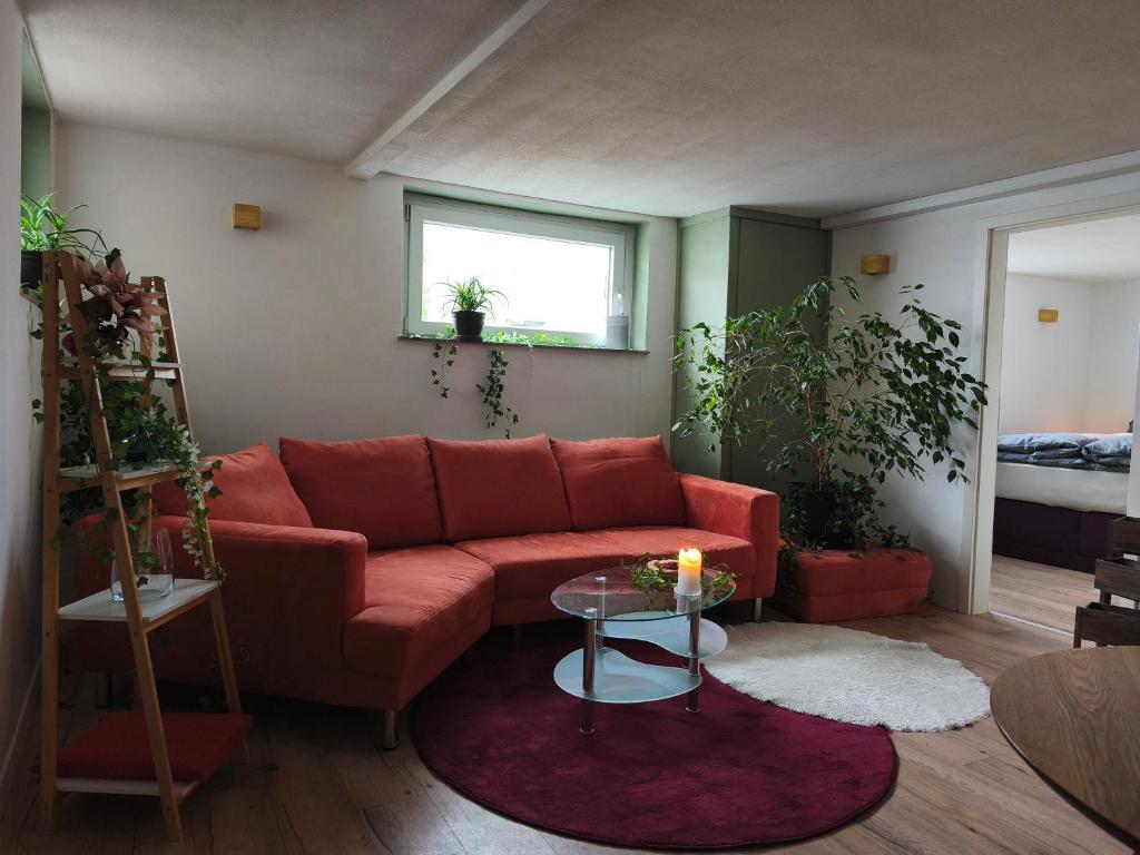 Et opholdsområde på statt HOTEL - Frisch, Frech und Farbenfroh - Helle Souterrainwohnung