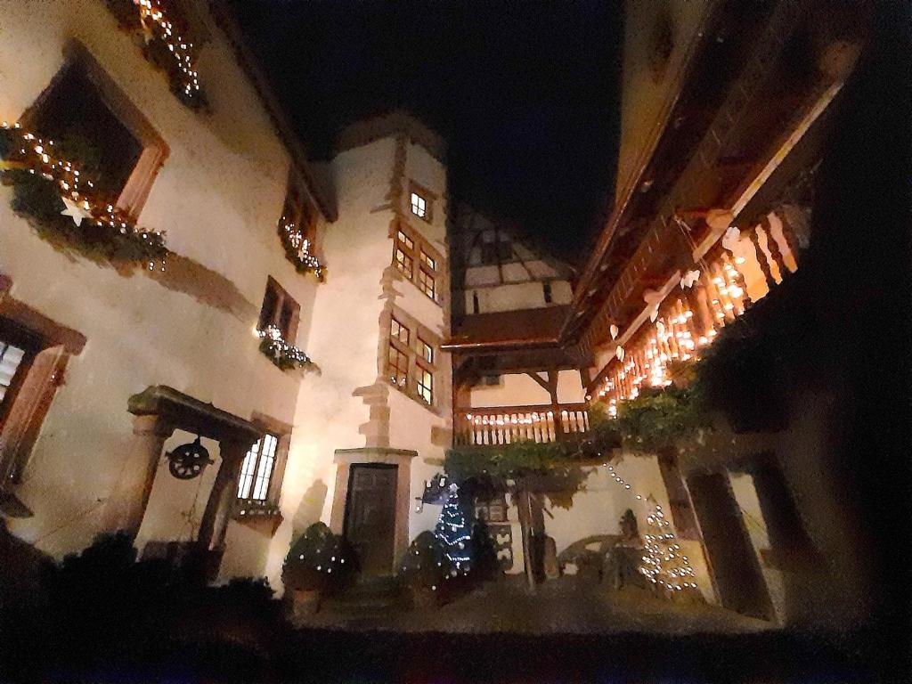 ADRIHOF à Riquewihr, Cour de l'Abbaye d'Autrey في ريكيوير: مبنى به انوار عيد الميلاد و شجرة عيد الميلاد