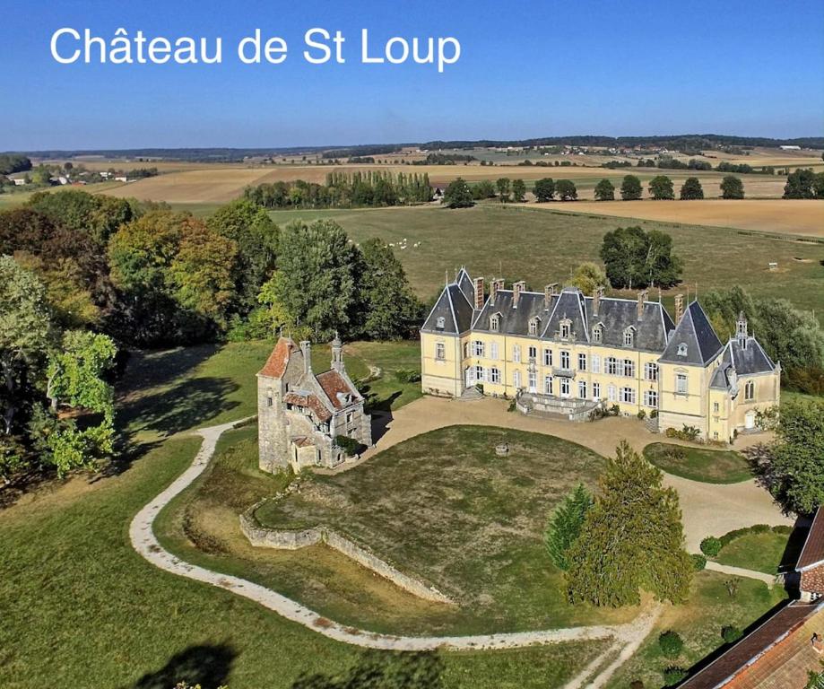 eine Luftansicht eines großen Hauses auf einem Grasfeld in der Unterkunft Tiny house 3 à 4 personnes in Saint-Loup-Nantouard