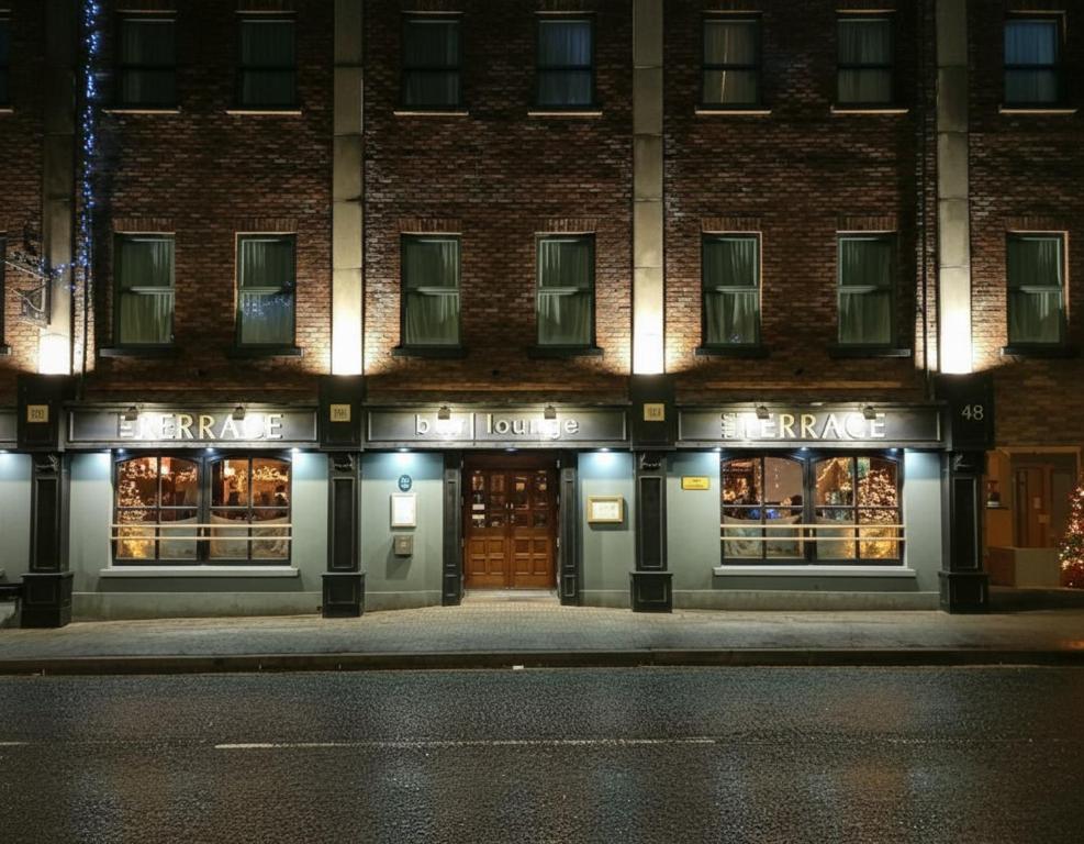 The Terrace Hotel في ماغيرافيلت: مبنى على شارع بالليل فيه اناره