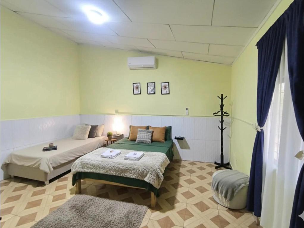 En eller flere senge i et værelse på Apartaments BK Iquitos