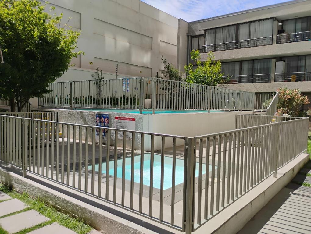 uma cerca em torno de uma piscina num edifício em Amplio departamento viña centro em Viña del Mar