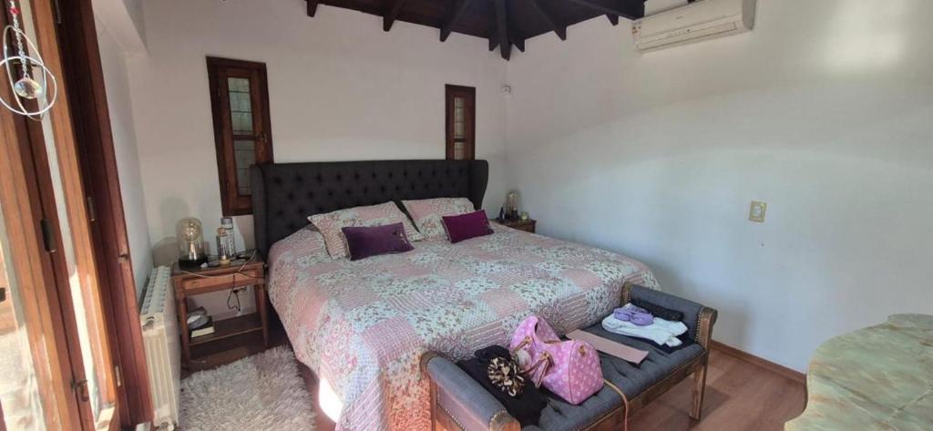 una camera da letto con un grande letto con cuscini viola di Masones a Victoria