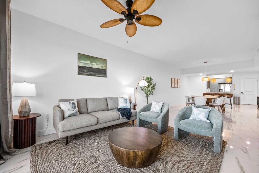 Χώρος καθιστικού στο RIVER FLY IN The Merritt Launchpad Lookout View RFI-804