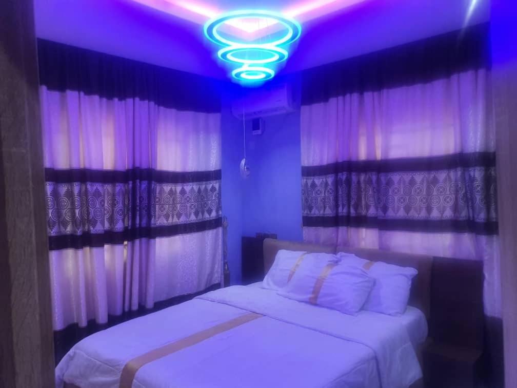 Giường trong phòng chung tại City End Luxury Hotel and Apartment