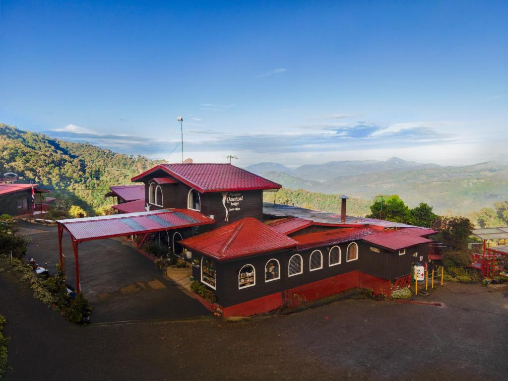 uma vista superior de um edifício com um telhado vermelho em Paraíso Quetzal Lodge em Tres de Junio