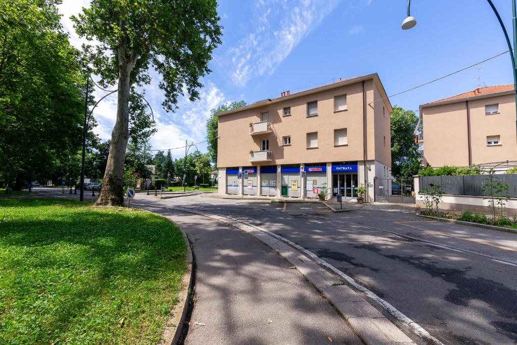 una calle vacía frente a un edificio en Milan - Refuge in the Green, en Cusano Milanino