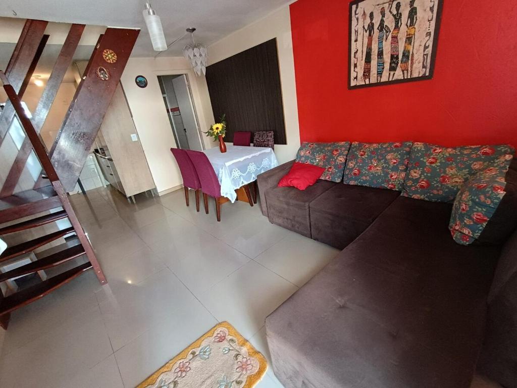 un soggiorno con un divano e un tavolo di Sobrado em área tranquila a Caxias do Sul