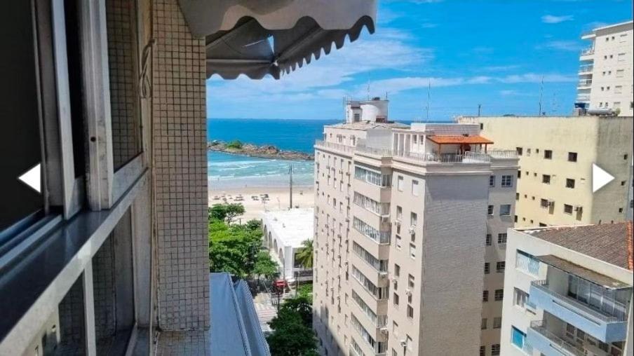 グアルジャにあるPraia de Pitangueirasの建物のバルコニーからビーチの景色を望めます。