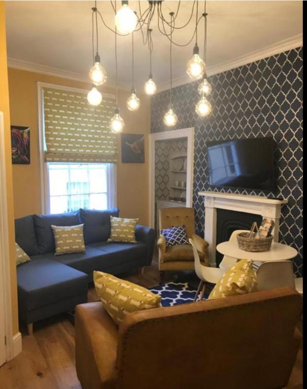 2 bed, ground floor Bijou Georgian city apartment