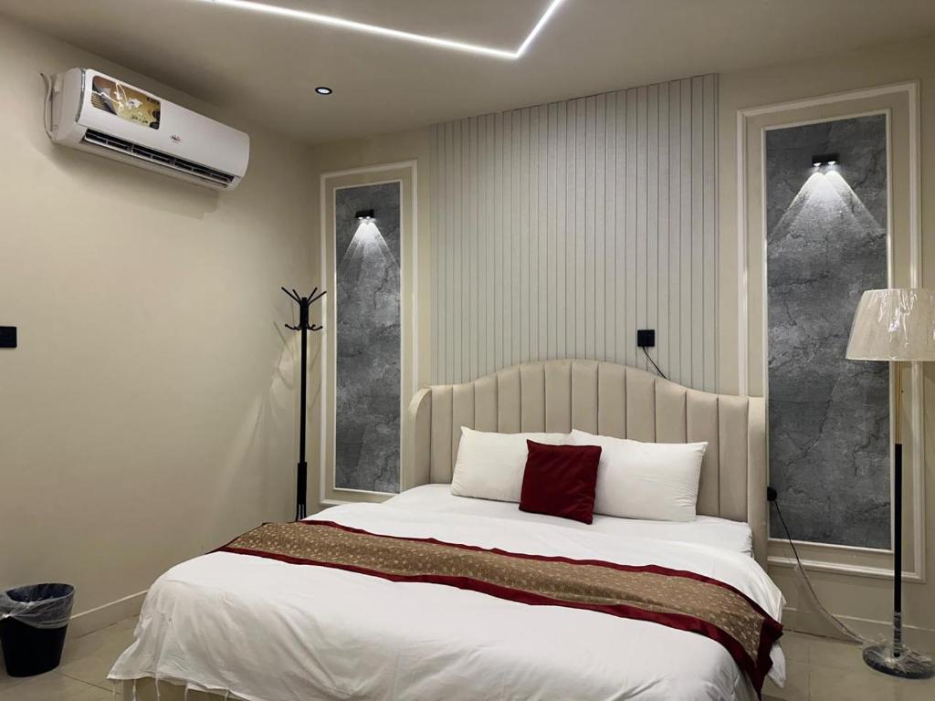 Un pat sau paturi într-o cameră la المسافات 2 للشقق المخدومة