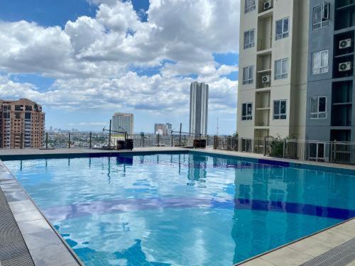 Swimmingpoolen hos eller tæt på A Cozy Studio at Victoria Sports Tower walking distance to GMA MRT & near SM North EDSA