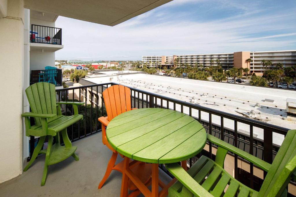 einen Tisch und Stühle auf einem Balkon mit Blick auf den Strand in der Unterkunft Sea Oats 509 Gulf front condo in Fort Walton Beach