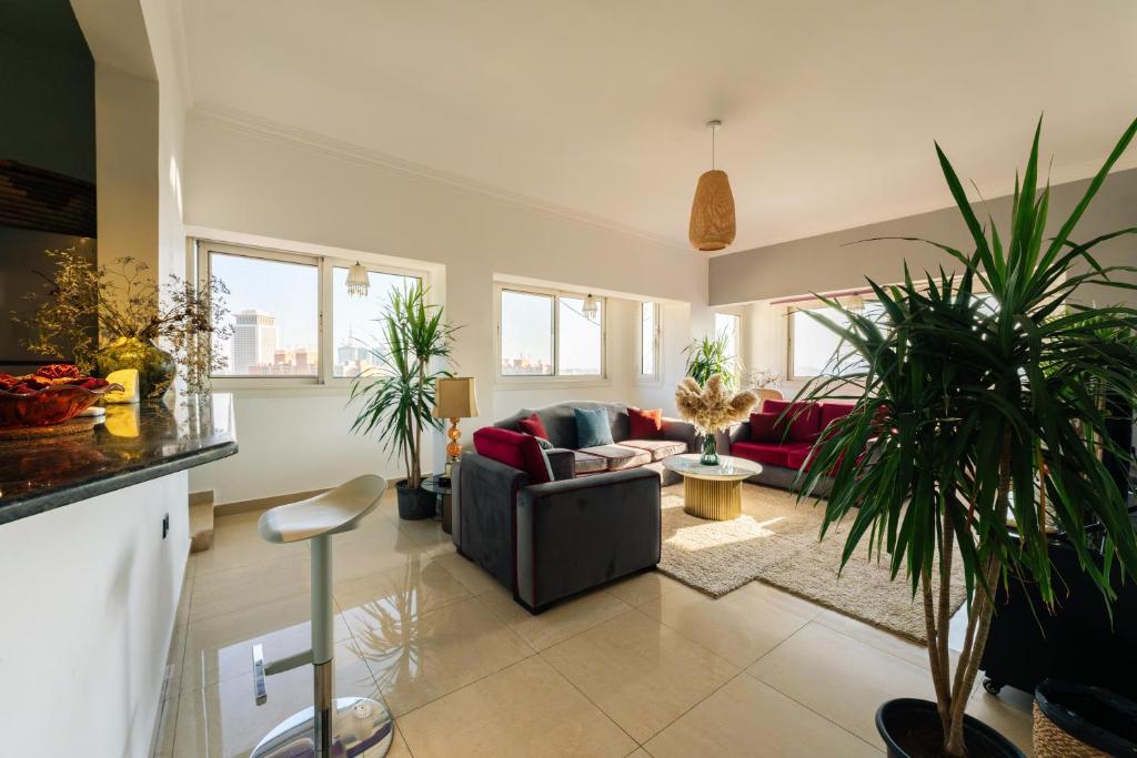 Un lugar para sentarse en 18th floor Nile View with Jacuzzi in Zamalek