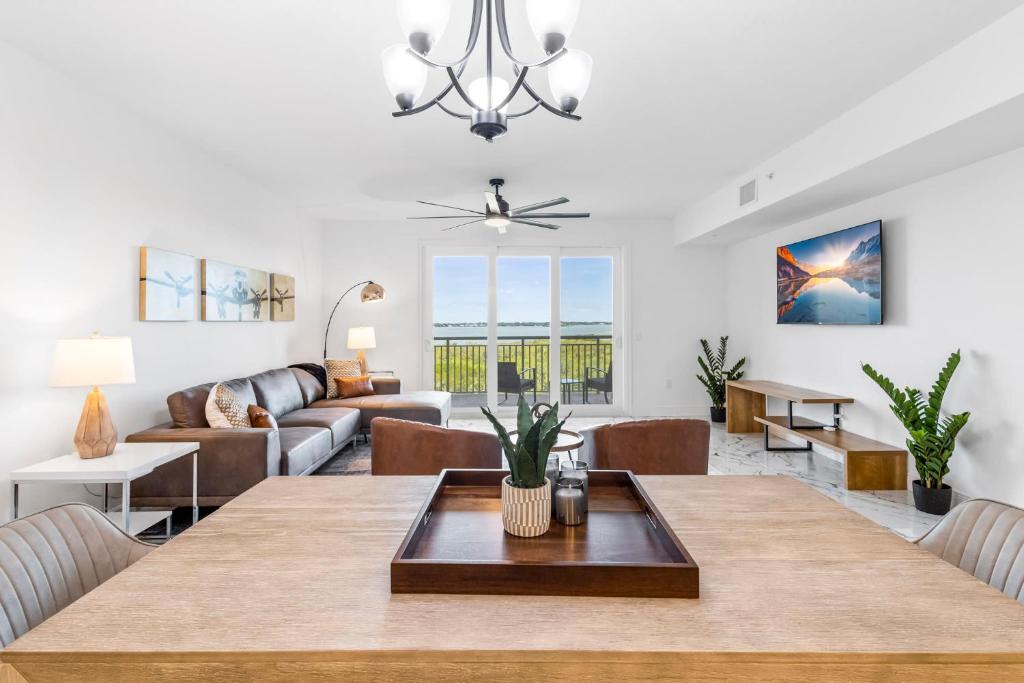 Et opholdsområde på Luxury Condo with River Views Merritt Island