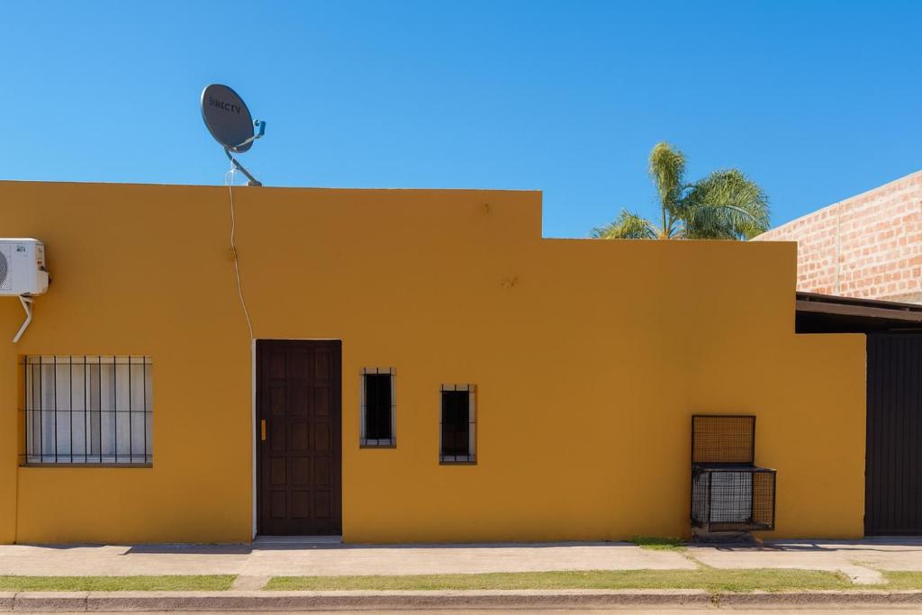 un edificio giallo con un satellite di Departamento Monte Caseros a Monte Caseros