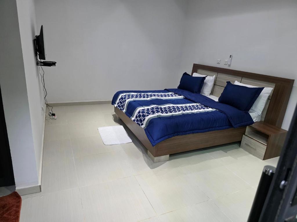 una camera da letto con un letto con cuscini blu di Villas Maciral Assinie a Assinie