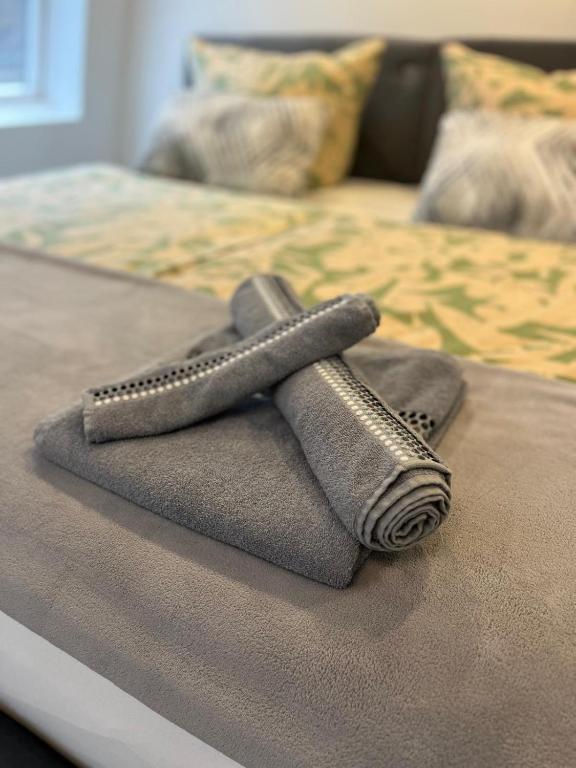 a couple of towels sitting on a bed at Riverside-Appartements in Boppard