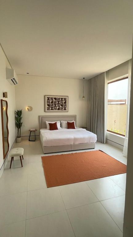 Ash Shuqayqبريز الشقيق的一间卧室，配有一张大床和一扇大窗户。