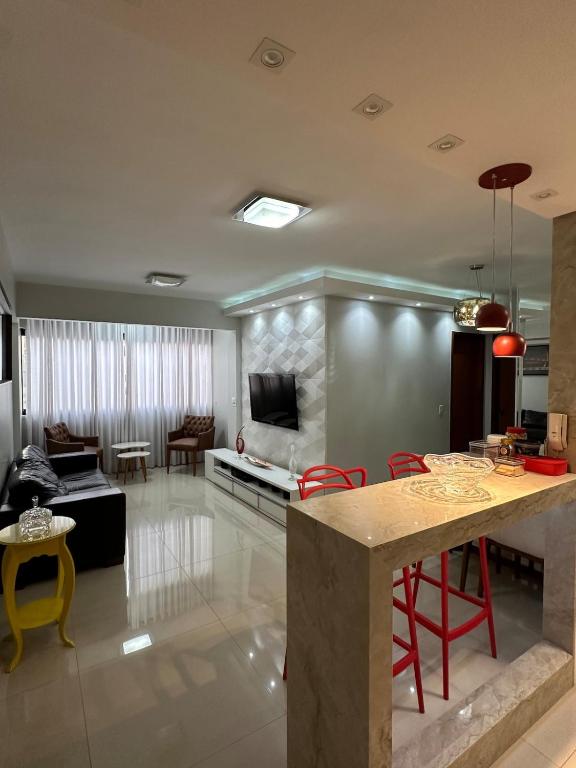 a kitchen and living room with a table and chairs at Ap inteiro St Bueno 2 quartos in Goiânia