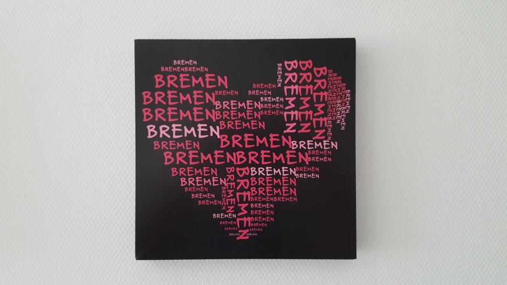 Ferienwohnungen Hankenstraße في بريمين: قلب مصنوع من الكلمات الحمراء على سبورة