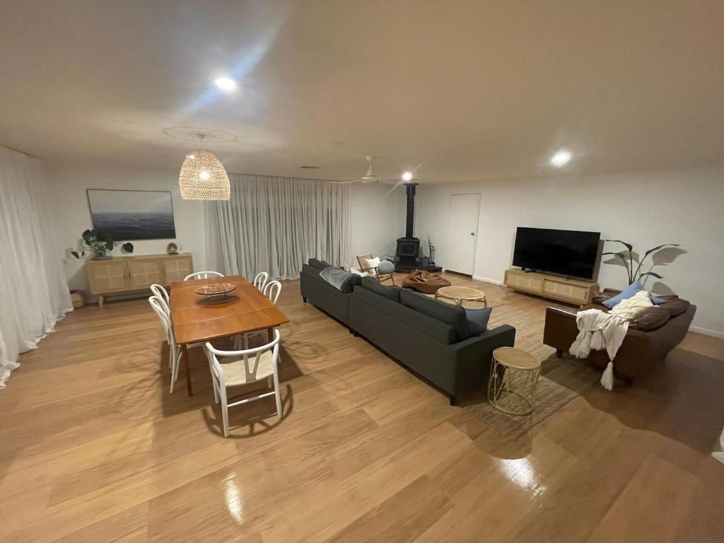 Et tv og/eller underholdning på Laurel-Lee ROBE Coastal Stay Long Beach with fire PET friendly 3 bedroom 350 walk to Longbeach
