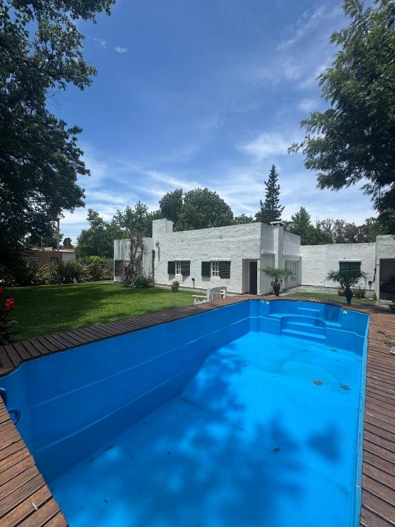 een blauw zwembad voor een huis bij Casa quinta ideal para descansar in General Rodríguez