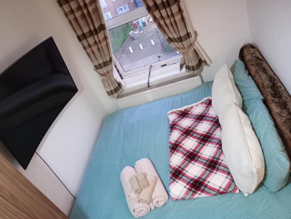 En eller flere senge i et værelse på Double bed room in London with a bar