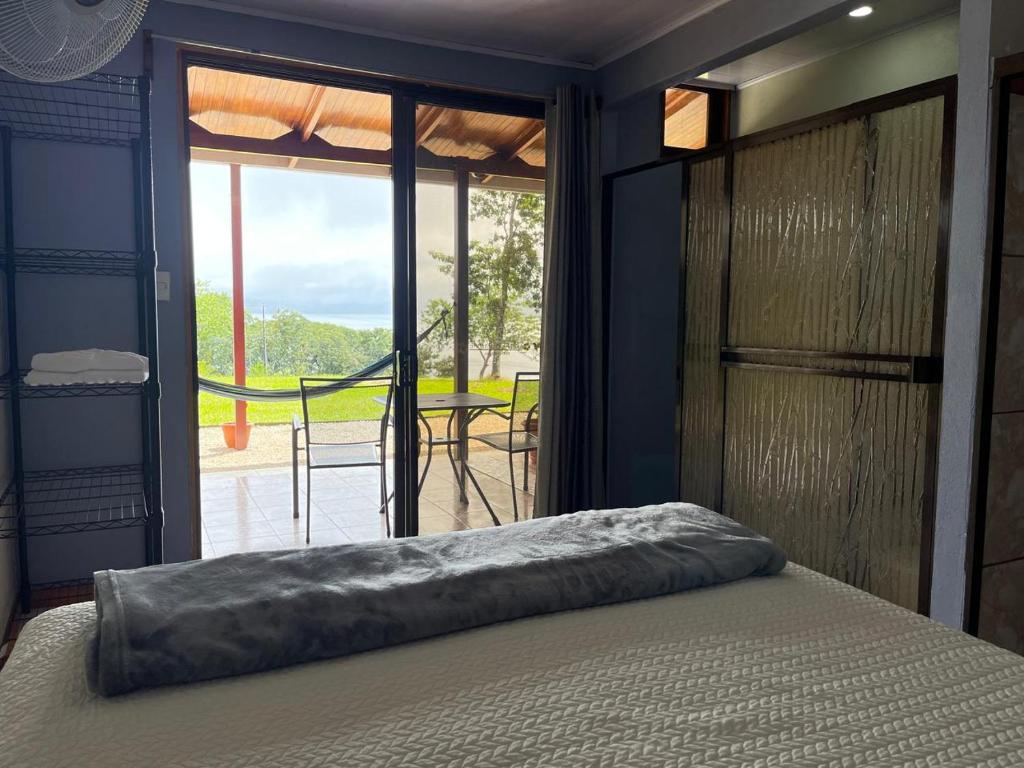 En eller flere senge i et værelse på Little Paradise