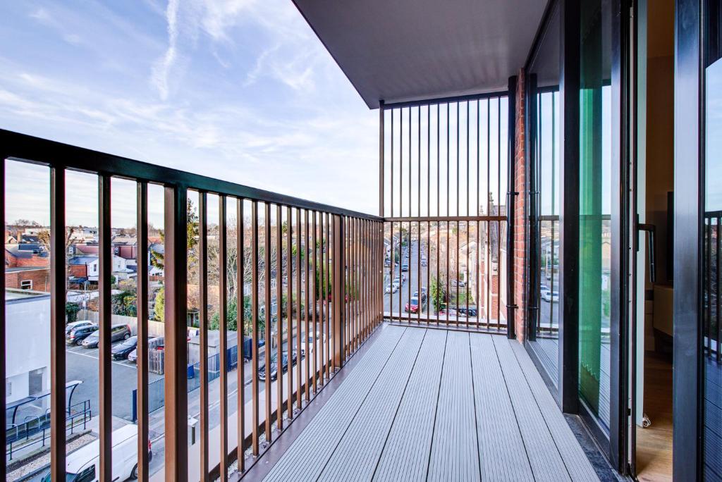 ein Balkon mit Blick auf die Stadt in der Unterkunft Amity Moonbirds by Artsy in Raynes Park