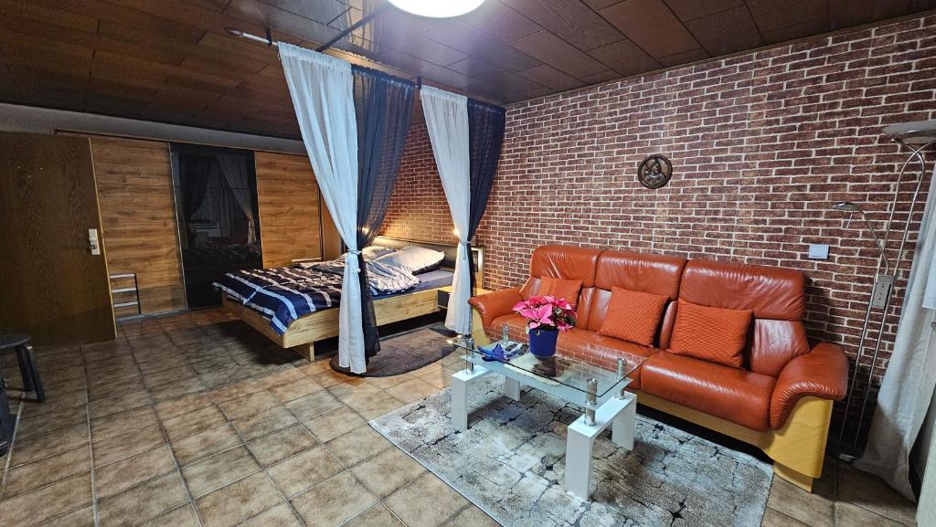 een woonkamer met een bank en een bed bij Apartment Wildgrund in Siegen