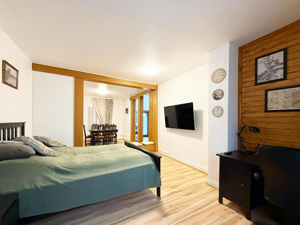 een slaapkamer met een bed en een flatscreen-tv bij Haupthaus in Troisdorf