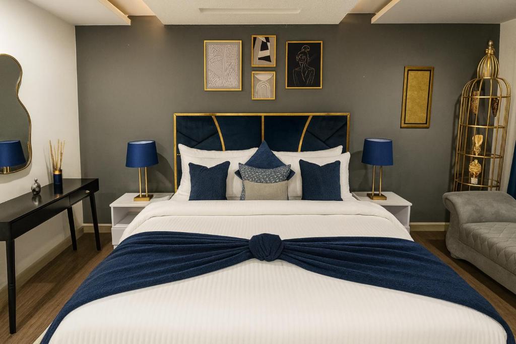 um quarto com uma cama grande com um arco azul em Gold Crest Prime Heights Executive Apartments-DHA Lahore em Lahore